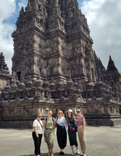 How to meet people at hostels