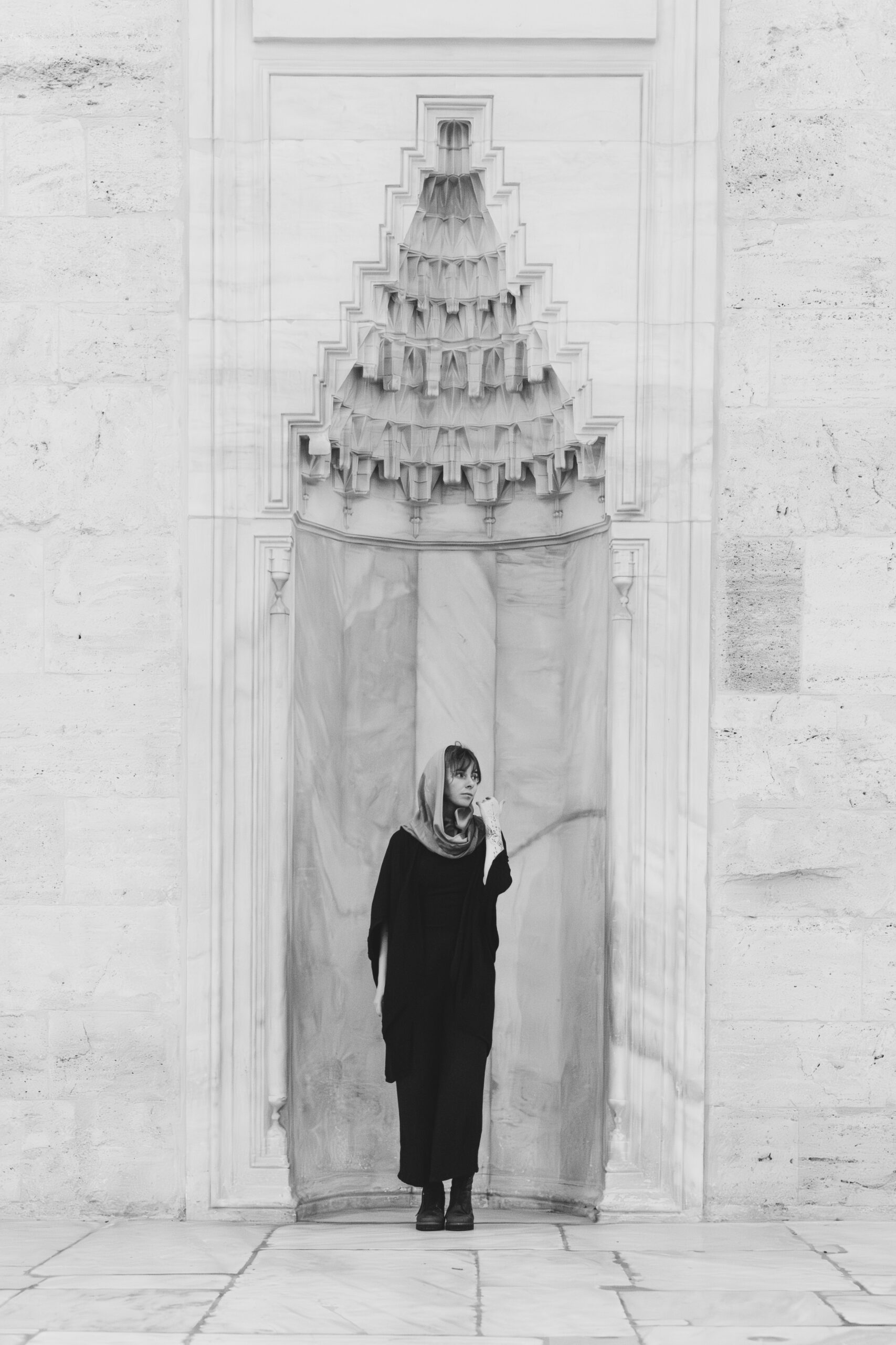 Travel Photographer and Workshop Instructor Kailyn de Rooij Travel photographer Kailyn de Rooij standing in an intricate architectural alcove in Istanbul, representing the creative eye and mentorship offered through my local macro workshops in Zuid-Holland and international photography trips.